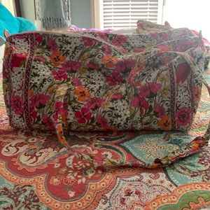 Large Vera Bradley duffle bag zip close deep end pocket